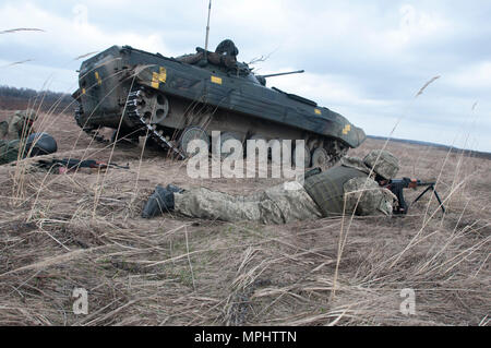 Ukrainische Soldaten der 1.Bataillon, 28 Mechanisierte Infanteriebrigade Ziele während der Live-Fire Training am Yavoriv Combat Training Center auf dem internationalen Friedens und der Sicherheit, in der Nähe der Yavoriv, Ukraine am 16. März. Die live-fire Übung ist Teil eines Blockes der Anweisung von ukrainischen Combat Training Center Personal unterrichtet, die durch Mitglieder des Gemeinsamen multinationalen Ausbildung Group-Ukraine betreut werden. JMTG-U ist eine Koalition aus servicemembers aus Kanada, Dänemark, Litauen, Polen, dem Vereinigten Königreich, den Vereinigten Staaten und der Ukraine, die zu verst Stockfoto