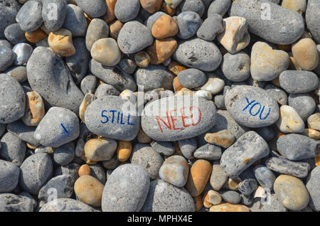 Kiesel Worte am Strand Stockfoto