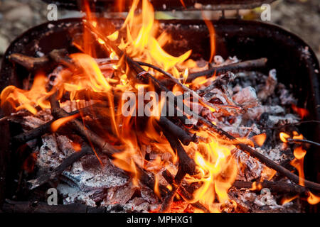 Holzkohle im Grill oder in den Rahmenhintergrund und Textur. Stockfoto