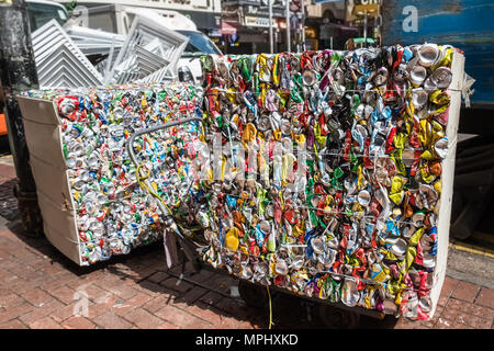 Gepresstem Aluminium Bier- und Getränkedosen vorbereitet für Transport und Verarbeitung zusammen in eine kubische Form gedrückt. Städtische Szene. Stockfoto