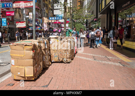 Büro Altpapier, alten Zeitungen und Pappe für das Recycling. Städtische Szene. Umweltschutz Konzept. Hong Kong. Stockfoto