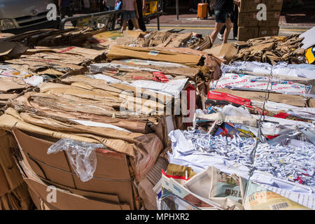 Büro Altpapier, alten Zeitungen und Pappe für das Recycling. Städtische Szene. Umweltschutz Konzept. Hong Kong. Stockfoto