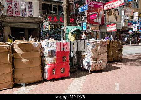 Büro Altpapier, alten Zeitungen und Pappe für das Recycling. Städtische Szene. Umweltschutz Konzept. Hong Kong. Stockfoto