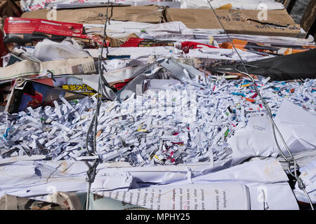 Büro Altpapier, alten Zeitungen und Pappe für das Recycling. Städtische Szene. Umweltschutz Konzept. Hong Kong. Stockfoto