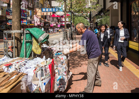 Büro Altpapier, alten Zeitungen und Pappe für das Recycling. Städtische Szene. Umweltschutz Konzept. Hong Kong Straße. Stockfoto