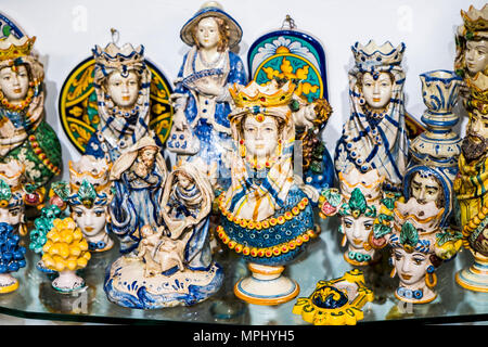 Palermo, Italien, 29. April 2018: Ausstellung der typische Keramik machen eine Hand in einem Shop in Palermo, Sizilien Insel Stockfoto