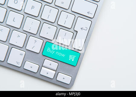 Schaltfläche "Jetzt kaufen" auf dem Computer Tastatur mit Warenkorb Stockfoto