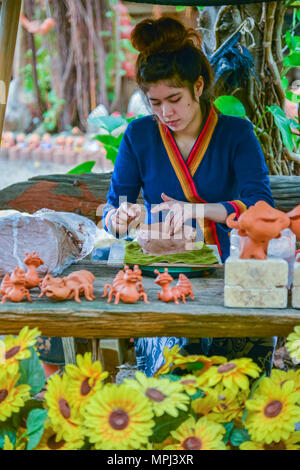 Lopburi, Thailand - 21. Juli 2013: handwerkerin Töpfern von Puppen und Skulptur von Tieren aus Lehm in der Werkstatt in Lopburi, Thailand Stockfoto