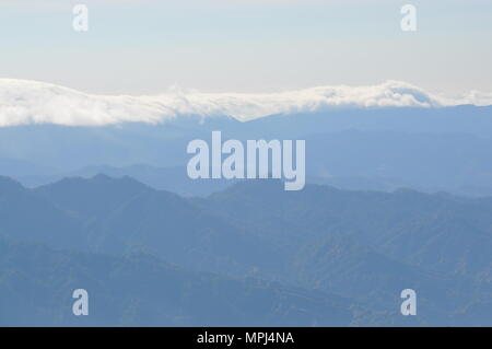 Wolken Bergrücken der Cordillera Landschaft während am frühen Morgen vom Mount Ulap während unserer Wanderung auf der ECO-gesehen-TRAIL. Stockfoto