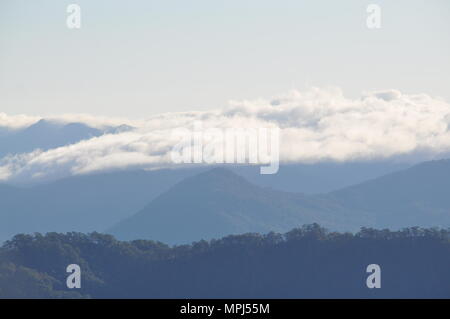 Wolken Bergrücken der Cordillera Landschaft während am frühen Morgen vom Mount Ulap während unserer Wanderung auf der ECO-gesehen-TRAIL. Stockfoto