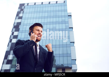 Geschäftsmann spricht am Telefon im Freien. Stockfoto