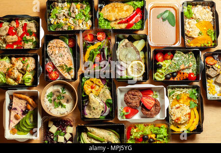 Eine Menge Kartons mit leckeren und gesunden Essen Stockfoto