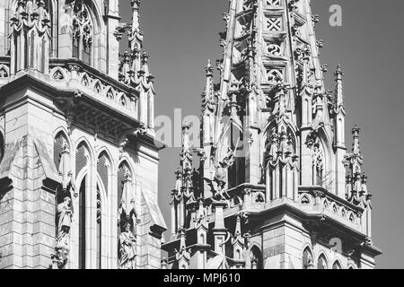 Türme des Hauses der Orgelmusik in Kiew, Ukraine. Ehemalige Nikolaevsky Kirche Stockfoto