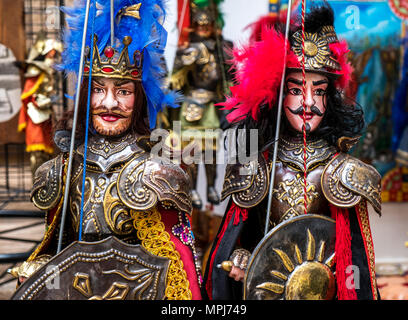 Traditionelle sizilianische Marionetten für die Oper dei Pupi verwendet wird eine Theateraufführung der Marionetten der romantischen Gedichte frank, Italien Stockfoto