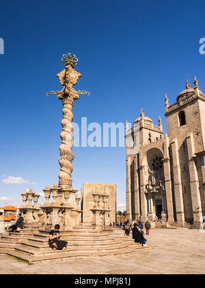 PORTO, PORTUGAL - 12. FEBRUAR 2018: die Kathedrale von Porto (Se do Porto) Platz mit Pranger (Pelourinho) Spalte im historischen Zentrum von Porto. Stockfoto
