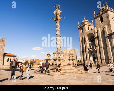 PORTO, PORTUGAL - 12. FEBRUAR 2018: die Kathedrale von Porto (Se do Porto) Platz mit Pranger (Pelourinho) Spalte im historischen Zentrum von Porto. Stockfoto
