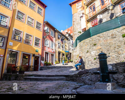 PORTO, PORTUGAL - 12. FEBRUAR 2018: Straßen in der Altstadt von Porto in Portugal. Stockfoto