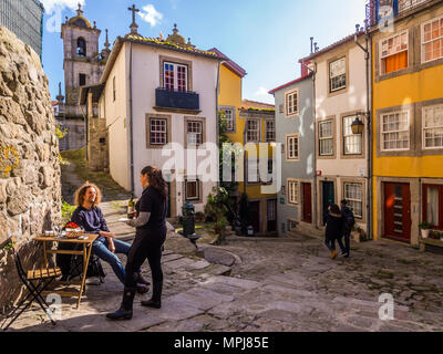 PORTO, PORTUGAL - 12. FEBRUAR 2018: Straßen in der Altstadt von Porto in Portugal. Stockfoto