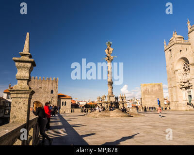 PORTO, PORTUGAL - 12. FEBRUAR 2018: die Kathedrale von Porto (Se do Porto) Platz mit Pranger (Pelourinho) Spalte im historischen Zentrum von Porto. Stockfoto