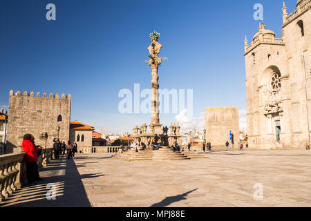 PORTO, PORTUGAL - 12. FEBRUAR 2018: die Kathedrale von Porto (Se do Porto) Platz mit Pranger (Pelourinho) Spalte im historischen Zentrum von Porto. Stockfoto