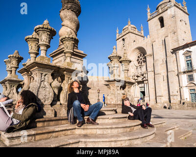 PORTO, PORTUGAL - 12. FEBRUAR 2018: die Kathedrale von Porto (Se do Porto) Platz mit Pranger (Pelourinho) Spalte im historischen Zentrum von Porto. Stockfoto