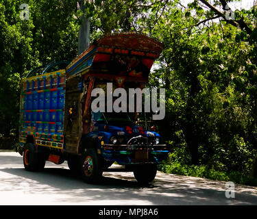 Dekoriert Lkw auf die Straße - 07. Mai 2015 in Karakorum Highway, Pakistan Stockfoto