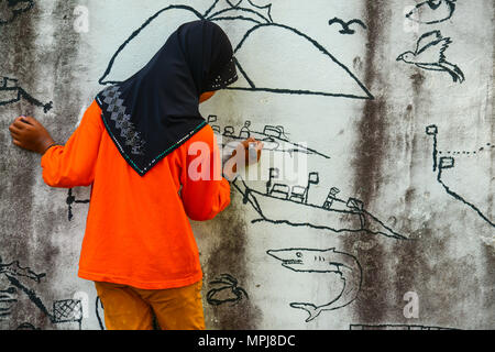 Krabi, Thailand - 3. Mai 2015: Muslimische Mädchen in schwarzen hijab Zeichnung Grafik auf Wand der zerstörten Haus in Krabi, Thailand Stockfoto