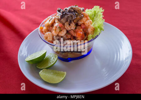 Meeresfrüchte Ceviche, typisches Gericht aus Mittelamerika, Mexiko, Peru. Mit Garnelen und Muscheln und Kalk. Stockfoto