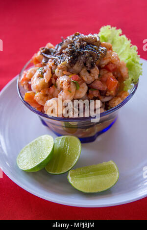Meeresfrüchte Ceviche, typisches Gericht aus Mittelamerika, Mexiko, Peru. Mit Garnelen und Muscheln und Kalk. Stockfoto