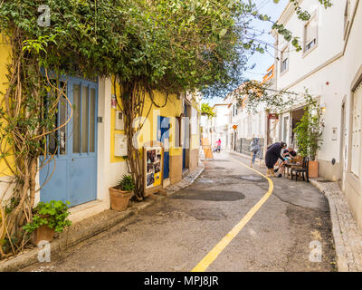 TAVIRA, PORTUGAL - 28. MÄRZ 2018: Kleine Straße in der Altstadt von Tavira in der Algarve im Süden von Portugal. Stockfoto