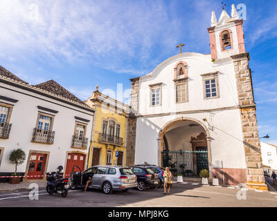 TAVIRA, PORTUGAL - 28. MÄRZ 2018: Sao Paulo Kirche in Tavira in der Algarve im Süden von Portugal. Stockfoto