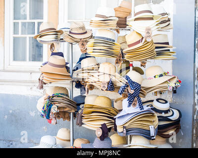 TAVIRA, PORTUGAL - 28. MÄRZ 2018: Stand verkaufen Hüte in der Altstadt von Tavira, Algarve im Süden von Portugal. Stockfoto