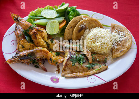 Eine Vielzahl von Seafood Grill auf einer großen Platte. Garnelen, Krabben und Langusten Fisch mit torillas, Käse und Kalk. Stockfoto