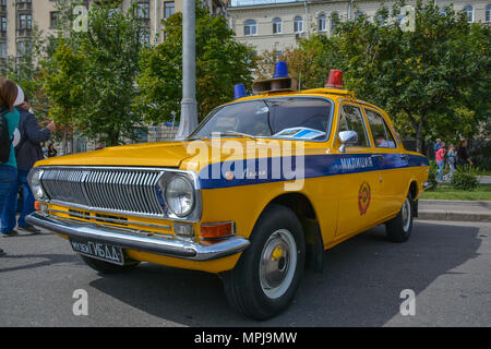 Russland, Moskau, 17. Mai 2017. Alte sowjetische Polizeiauto auf dem Messegelände Stockfoto