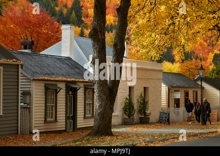 Herbst Farbe und historischen Cottages, Arrowtown, in der Nähe von Queenstown, Otago, Südinsel, Neuseeland Stockfoto