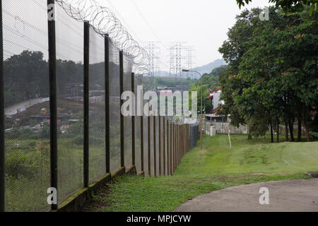 Sicherheit post und Fechten auf dem Golfplatz in einer exklusiven Wohnanlage außerhalb Malaysias Hauptstadt Kuala Lumpur. Stockfoto