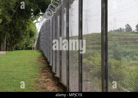 Sicherheit post und Fechten auf dem Golfplatz in einer exklusiven Wohnanlage außerhalb Malaysias Hauptstadt Kuala Lumpur. Stockfoto