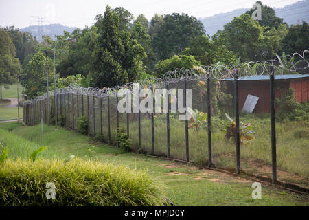 Sicherheit post und Fechten auf dem Golfplatz in einer exklusiven Wohnanlage außerhalb Malaysias Hauptstadt Kuala Lumpur. Stockfoto