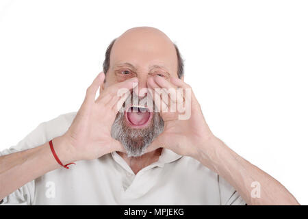 Portrait von älteren Mann schreiend mit ihren Händen auf dem Gesicht. Isoliert weißer Hintergrund Stockfoto