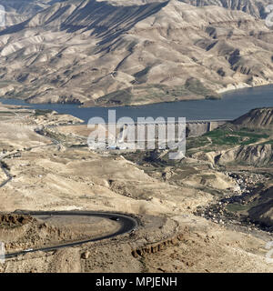 Aussicht auf den Damm des Wadi Mujib Behälter von der Landseite, Jordanien Stockfoto