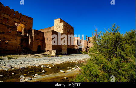 Ein ruiniertes Glaoui Kasbah am Ufer des Oued N'Fis, Marrakesch-tensift-Al Haouz, Marokko Stockfoto