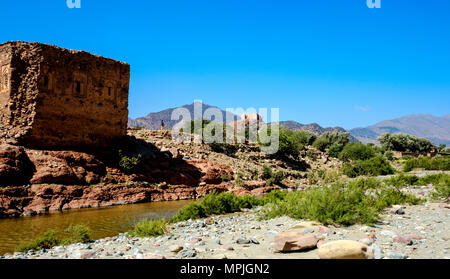 Ein ruiniertes Glaoui Kasbah am Ufer des Oued N'Fis, Marrakesch-tensift-Al Haouz, Marokko Stockfoto