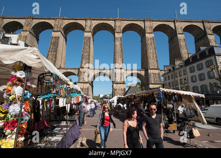 Morlaix Markt mit dem Viadukt angezeigt, Finistère, Bretagne, Frankreich. Stockfoto