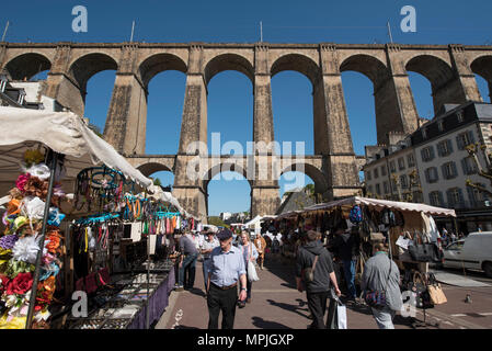 Morlaix Markt mit dem Viadukt angezeigt, Finistère, Bretagne, Frankreich. Stockfoto