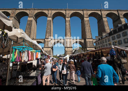 Morlaix Markt mit dem Viadukt angezeigt, Finistère, Bretagne, Frankreich. Stockfoto