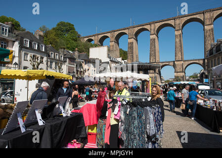 Morlaix Markt mit dem Viadukt angezeigt, Finistère, Bretagne, Frankreich. Stockfoto