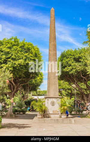 Granada, Nicaragua - Noivember 20, 2016: Stein Obelisk Denkmal zu Nicaraguanischen dichter Rubén Darío wurde im Jahr 1966 anlässlich des 50. Jahrestages seiner installierten d Stockfoto