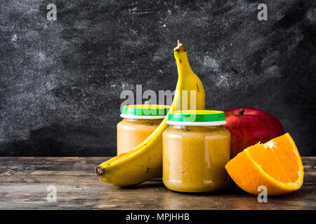 Babynahrung: Jar mit fruchtpüree auf hölzernen Tisch Stockfoto