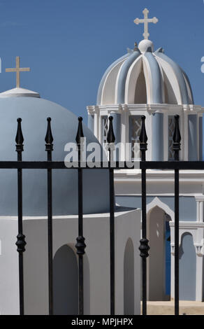 Blaue Kuppel Glockentürme außerhalb Firastephanis auf der griechischen Insel Santorini zeigen Venezianischen Vermächtnis. Stockfoto