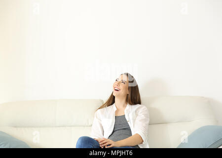 Weitwinkelaufnahme Porträt einer Frau sitzt auf der Couch und oben mit Kopie Raum Stockfoto